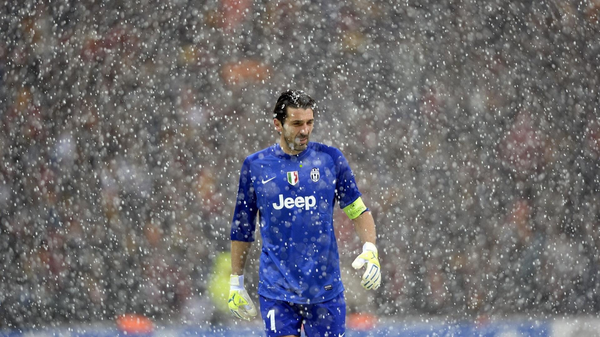 歌声与节拍超越胜负 亚洲联赛杯赛后申花广岛球迷温情互动点亮赛场